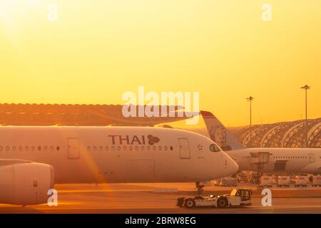 BANGKOK, THAÏLANDE-FÉVRIER 20, 2020 : Thai Airways Airlines. Avion passager stationné à l'aéroport de Suvarnabhumi. Gros plan avec tracteur à recul et Banque D'Images