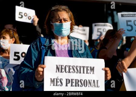 Barcelone, Espagne - 20 mai 2020 : les infirmières manifestent pendant la crise du virus corona, pour le manque de personnel et de réductions de salaire, portant un masque facial devant l'hospi Banque D'Images