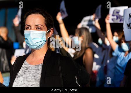 Barcelone, Espagne - 20 mai 2020 : les infirmières manifestent pendant la crise du virus corona, pour le manque de personnel et de réductions de salaire, portant un masque facial devant l'hospi Banque D'Images