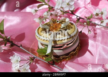 magnifique boîte en porcelaine d'époque avec anneaux de mariage à l'intérieur décoré de fleurs de cerisier Banque D'Images