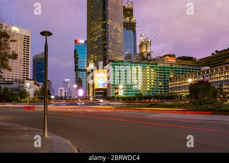 La rue autour du rond-point HI à Jakarta, Indonésie. Les lampes de l'hôtel ont été allumées en forme de cœur pour les victimes de covid. Banque D'Images