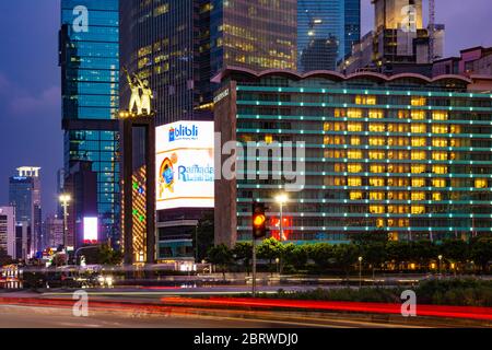La rue autour du rond-point HI à Jakarta, Indonésie. Les lampes de l'hôtel ont été allumées en forme de cœur pour les victimes de covid. Banque D'Images