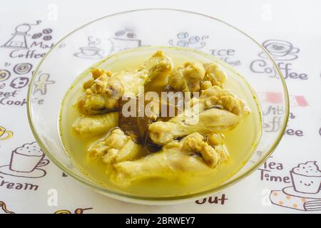 Une dose de poulet cuit à la cousine du sud de la Thaïlande a été fermée dans une soupe tumulissante. Banque D'Images