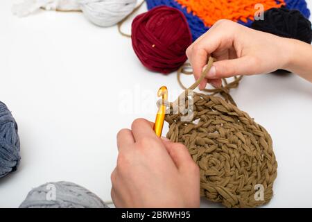 Différentes billes de fils de couleur. Les mains des enfants sont crochetées et la vue sur les fils me dépasse Banque D'Images