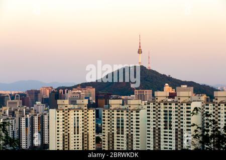 Belle vue sur la tour Namsan au coucher du soleil, Séoul, Corée du Sud. Banque D'Images
