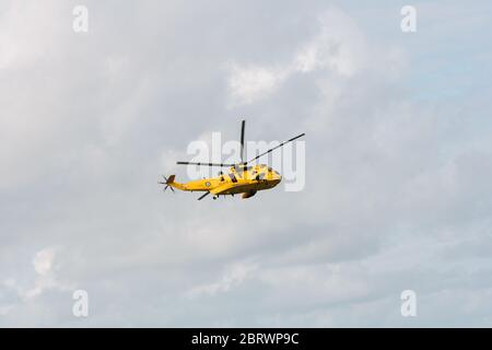 RAF Westland WS-61 Sea King hélicoptère de recherche et sauvetage en patrouille pour vérifier tout est bien avec les surfeurs et les nageurs sur la plage de Croyde Bay, Devon. Banque D'Images