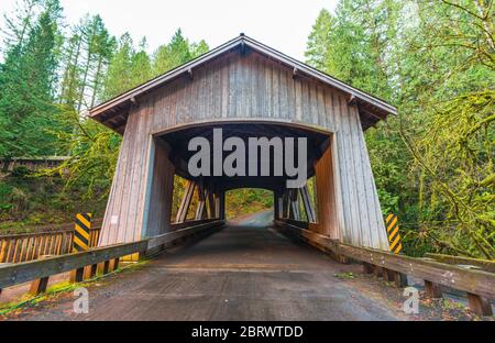 Pont en forme de maison, scène de la scierie Cedar creek dans la matinée, Washington, usa. Banque D'Images