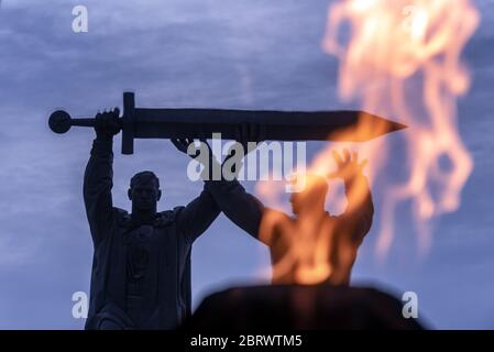 Magnitogorsk, Russie: Monument soviétique 'Mémorial de l'arrière-front' dédié à la victoire dans la Seconde Guerre mondiale. Monument aux soldats et travailleurs tombés. Banque D'Images