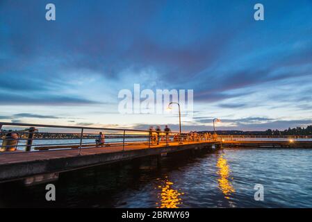 Scène de marche sur le lac au coucher du soleil dans Gene Coulon Memorial Beach Park, Renton, Washington, etats-unis. Banque D'Images