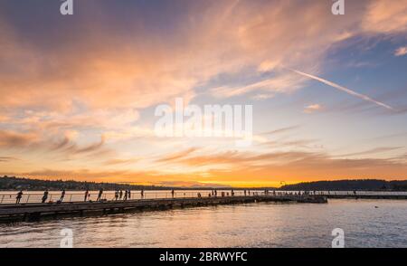 Scène de marche sur le lac au coucher du soleil dans Gene Coulon Memorial Beach Park, Renton, Washington, etats-unis. Banque D'Images