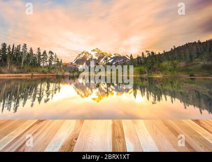 Plateau de table en bois vide prêt pour le montage de produit avec montagne en arrière-plan coucher de soleil. Banque D'Images