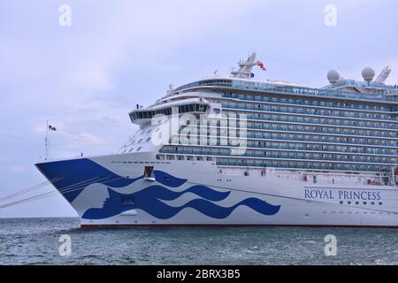 CURAÇAO, CARAÏBES - 27 MARS 2017 : navire Royal Princess amarré au port de Willemstad. Royal Princess est exploité par Princess Cruises Line et a un plafond Banque D'Images