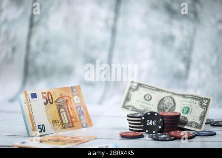 Poker jouant des jetons sur une table en bois et sur fond en bois jeu en ligne. Dépendance. Jetons de poker en chute libre. Chute d'argent. Perdre de l'argent Banque D'Images