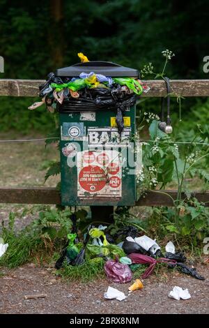 22.05.20. VERROUILLAGE POUR SOULAGER LES DÉCHETS. Un poubelle pour chiens débordant à Leigh Woods à Bristol tandis que les foules affluent dans les bois près du centre-ville af Banque D'Images