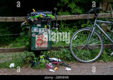 22.05.20. VERROUILLAGE POUR SOULAGER LES DÉCHETS. Un poubelle pour chiens débordant à Leigh Woods à Bristol tandis que les foules affluent dans les bois près du centre-ville af Banque D'Images