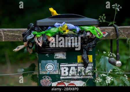 22.05.20. VERROUILLAGE POUR SOULAGER LES DÉCHETS. Un poubelle pour chiens débordant à Leigh Woods à Bristol tandis que les foules affluent dans les bois près du centre-ville af Banque D'Images