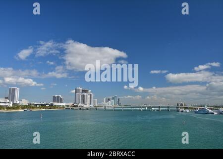 Vue depuis Port Boulevard sur Biscayne Bay et MacArthur Causeway à Miami Banque D'Images