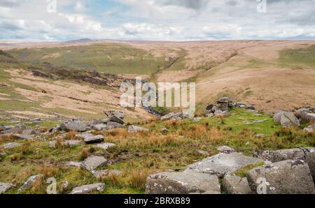 Tvy Creave et Fur Tor, vue depuis le sommet de Ger Tor, parc national de Dartmoor, Devon, Angleterre, Royaume-Uni. Banque D'Images