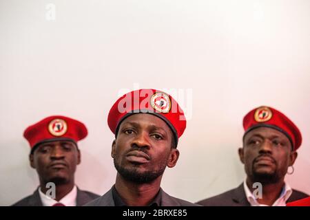 Bobi Wine s'adresse à la presse dans son studio d'enregistrement, le 20 2020 février à Kampala, en Ouganda. Bobi Wine, dont le vrai nom est Robert Kyagulanyi Ssentamu, est un popstar et un leader de l'opposition sous la campagne « People Power ». En juillet 2019, il a été annoncé qu'il allait prendre le président de longue date de l'Ouganda, Yoweri Museveni, lors des élections de 2021. Banque D'Images