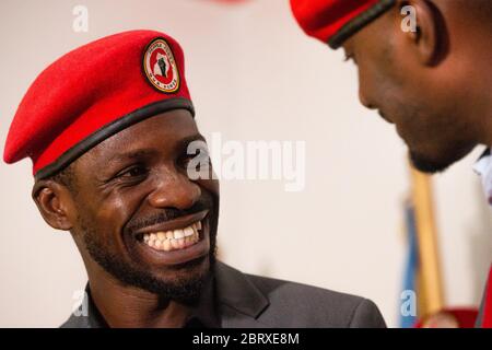 Bobi Wine s'adresse à la presse dans son studio d'enregistrement, le 20 2020 février à Kampala, en Ouganda. Bobi Wine, dont le vrai nom est Robert Kyagulanyi Ssentamu, est un popstar et un leader de l'opposition sous la campagne « People Power ». En juillet 2019, il a été annoncé qu'il allait prendre le président de longue date de l'Ouganda, Yoweri Museveni, lors des élections de 2021. Banque D'Images