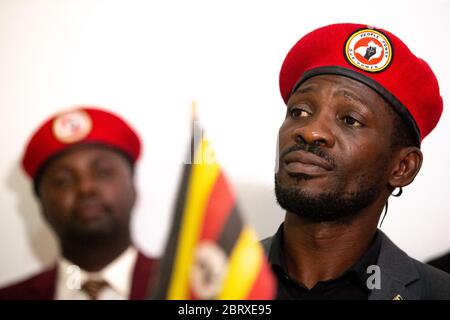 Bobi Wine s'adresse à la presse dans son studio d'enregistrement, le 20 2020 février à Kampala, en Ouganda. Bobi Wine, dont le vrai nom est Robert Kyagulanyi Ssentamu, est un popstar et un leader de l'opposition sous la campagne « People Power ». En juillet 2019, il a été annoncé qu'il allait prendre le président de longue date de l'Ouganda, Yoweri Museveni, lors des élections de 2021. Banque D'Images