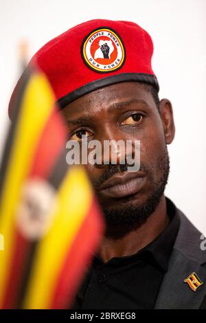 Bobi Wine s'adresse à la presse dans son studio d'enregistrement, le 20 2020 février à Kampala, en Ouganda. Bobi Wine, dont le vrai nom est Robert Kyagulanyi Ssentamu, est un popstar et un leader de l'opposition sous la campagne « People Power ». En juillet 2019, il a été annoncé qu'il allait prendre le président de longue date de l'Ouganda, Yoweri Museveni, lors des élections de 2021. Banque D'Images