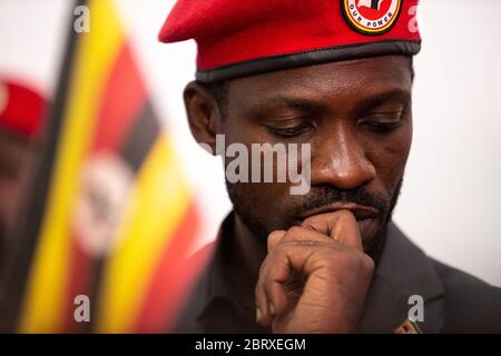 Bobi Wine s'adresse à la presse dans son studio d'enregistrement, le 20 2020 février à Kampala, en Ouganda. Bobi Wine, dont le vrai nom est Robert Kyagulanyi Ssentamu, est un popstar et un leader de l'opposition sous la campagne « People Power ». En juillet 2019, il a été annoncé qu'il allait prendre le président de longue date de l'Ouganda, Yoweri Museveni, lors des élections de 2021. Banque D'Images