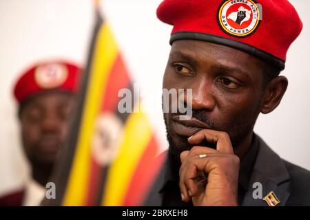 Bobi Wine s'adresse à la presse dans son studio d'enregistrement, le 20 2020 février à Kampala, en Ouganda. Bobi Wine, dont le vrai nom est Robert Kyagulanyi Ssentamu, est un popstar et un leader de l'opposition sous la campagne « People Power ». En juillet 2019, il a été annoncé qu'il allait prendre le président de longue date de l'Ouganda, Yoweri Museveni, lors des élections de 2021. Banque D'Images