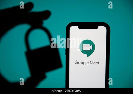 LONDRES, Royaume-Uni - Mai 22 2020: Logo de la réunion vidéo Google Meet avec un cadenas de sécurité Banque D'Images