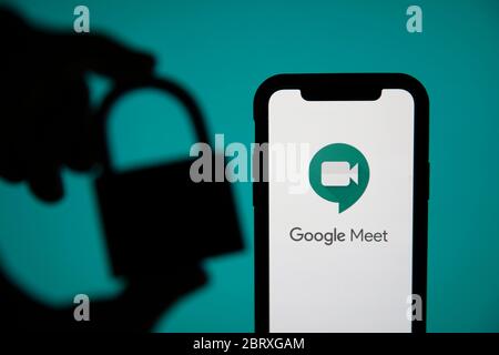 LONDRES, Royaume-Uni - Mai 22 2020: Logo de la réunion vidéo Google Meet avec un cadenas de sécurité Banque D'Images