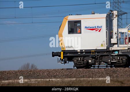 Conducteur de train de marchandises Colas sur un réseau ferroviaire véhicule polyvalent qui longe la ligne principale de la côte ouest Banque D'Images