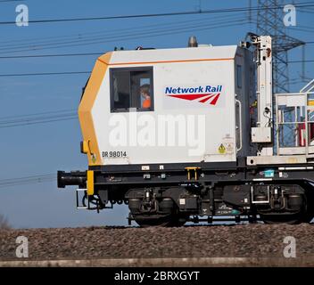 Conducteur de train de marchandises Colas sur un réseau ferroviaire véhicule polyvalent qui longe la ligne principale de la côte ouest Banque D'Images