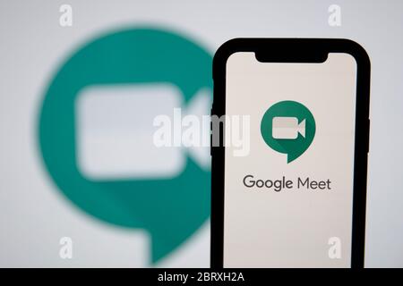 LONDRES, Royaume-Uni - Mai 22 2020 : logo de la réunion vidéo Google Meet sur l'écran d'un smartphone Banque D'Images