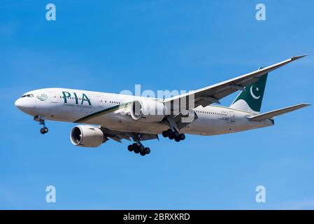 Pia Pakistan International Airlines Boeing 777 avion de ligne de train à réaction atterrissage à l'aéroport de Londres Heathrow Cranford, Londres, Royaume-Uni. Vol PK785 depuis Islamabad Banque D'Images