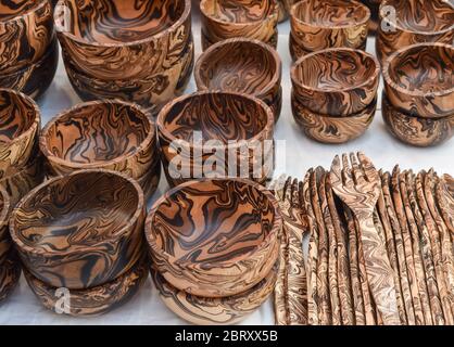 Produits en bois. Ustensiles en bols et cuillères en bois. Exposé à la vente Banque D'Images