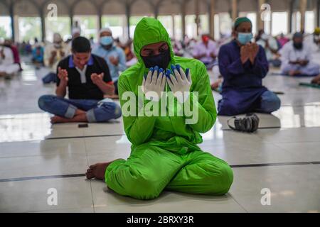 22 mai 2020, Dhaka, Dhaka, Bangladesh: Les musulmans assistent vendredi à la prière du Ramadan à la mosquée nationale Baitul Mokarram après que le gouvernement ait assoupli les restrictions en raison des préoccupations concernant l'épidémie de coronavirus (COVID-19) à Dhaka, Bangladesh, le 22 mai 2020. (Image de crédit : © Zfonds Hasnain Chowdhury/ZUMA Wire) Banque D'Images