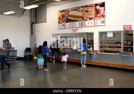 (200522) -- SAN FRANCISCO, 22 mai 2020 (Xinhua) -- les clients font la queue pour acheter de la nourriture dans un magasin Costco Wholesale du comté de San Mateo, dans la région de la baie de San Francisco, aux États-Unis, le 21 mai 2020. (Xinhua/Wu Xiaoling) Banque D'Images