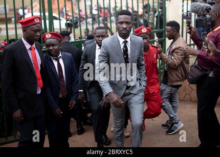 Le leader du pouvoir populaire, Bobi Wine, arrive devant le tribunal le 24 2020 février à Kampala, en Ouganda. Il a demandé au juge de «considérer les tentatives inconstitutionnelles» du gouvernement ougandais pour arrêter ses rassemblements politiques, que Wine a été forcé d'abandonner après son arrestation et que ses partisans lassent gazés plus tôt cette année. Bobi Wine, dont le vrai nom est Robert Kyagulanyi Ssentamu, est un popstar et un leader de l'opposition sous la campagne « People Power ». En juillet 2019, il a été annoncé qu'il allait prendre le président de longue date de l'Ouganda, Yoweri Museveni, lors des élections de 2021. Banque D'Images