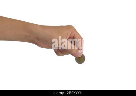 Concept d'économie d'argent. Main mettant pièce isolée sur fond blanc avec chemin de coupure Banque D'Images