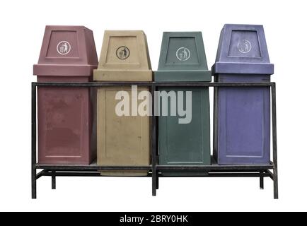 Les anciennes quatre bacs de recyclage colorés sont isolés sur fond blanc. Avec un chemin de découpe. Banque D'Images