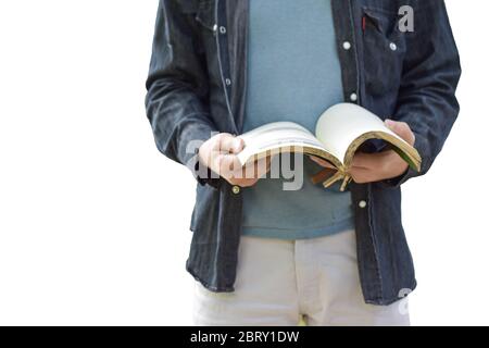 Photo d'un jeune homme isolé sur fond blanc tenant la lecture de livre. Banque D'Images