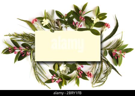 Célébration Joyeux anniversaire, carte de fête des mères avec fleurs fraîches et place pour le texte. Flat lay, vue de dessus. Concept de célébration, carte, bannière, bordure de fleurs, invitation, maquette, été, concept de printemps. Copier le texte Banque D'Images