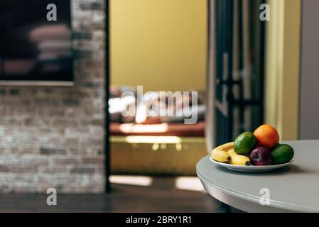 foyer sélectif de fruits frais et mûrs sur la table près de couple dans la chambre Banque D'Images