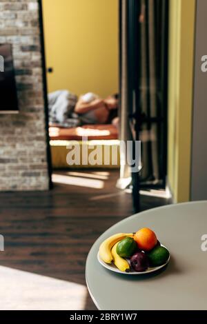 foyer sélectif de délicieux fruits sur la table près de couple dans la chambre Banque D'Images