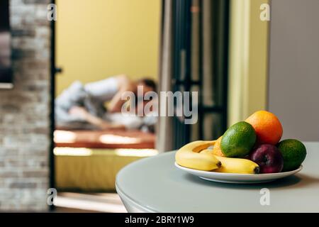 foyer sélectif de fruits savoureux sur la table près de couple dans la chambre Banque D'Images