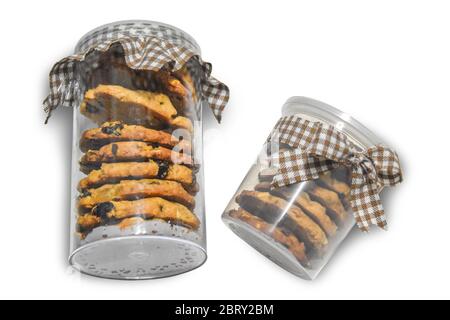 Biscuits aux pépites de chocolat dans une bouteille en plastique isolée sur fond blanc. Banque D'Images