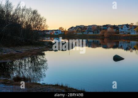 Un lac sauvage au milieu de la ville: Frøkenosen à Brønnøysund, Helgeland, Nordland, Nord de la Norvège Banque D'Images