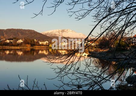 Un lac sauvage au milieu de la ville: Frøkenosen à Brønnøysund, Helgeland, Norvège du Nord Banque D'Images