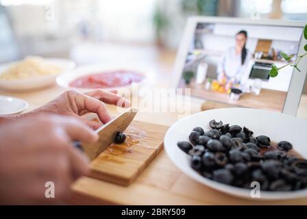 Femme âgée préparant des aliments dans la cuisine à l'intérieur, après l'enregistreur de nourriture. Banque D'Images