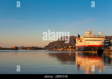 Le navire Hurtigruten MS Spitsbergen a été amarré à Brønnøysund, Helgeland, Norvège du Nord, lors d'une soirée calme Banque D'Images